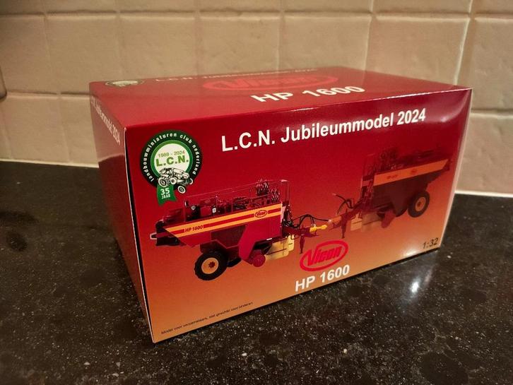 Vicon HP1600 grootpakpers type 2 LCN 2024 Marge Models 1:32, Hobby en Vrije tijd, Modelauto's | 1:32, Nieuw, Tractor of Landbouw