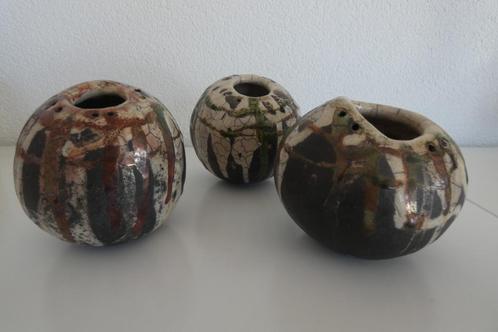 Drie ronde vaasjes keramiek, grijs, rood, groen, wit, Huis en Inrichting, Woonaccessoires | Vazen, Zo goed als nieuw, Minder dan 50 cm