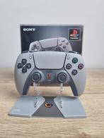 PS5 30th Anniversary DualSense + Display stand, Ophalen of Verzenden, Nieuw, Controller, PlayStation 5