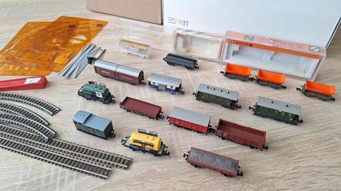 Partij met o.a. 16 diverse N spoor wagons en divers materiaa, Hobby en Vrije tijd, Modeltreinen | N-Spoor, Gebruikt, Wagon, Gelijkstroom
