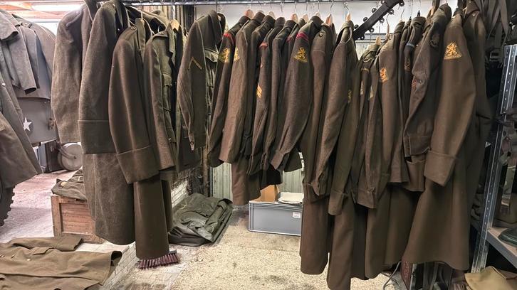 Complete verzameling MVO kleding KL uniformen leger, Verzamelen, Militaria | Algemeen, Landmacht, Kleding of Schoenen, Nederland