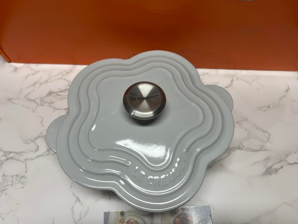 Nieuwe Le Creuset bloempan 20 cm Vapeur, Gietijzer, Nieuw, Ophalen of Verzenden, Keramische plaat