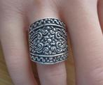 zilveren brede ring met mooie decoratie [1134], Sieraden, Tassen en Uiterlijk, Ringen, Verzenden, Zo goed als nieuw, 17 tot 18