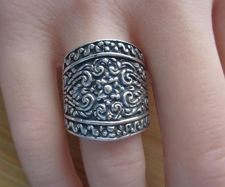 zilveren brede ring met mooie decoratie [1134], Sieraden, Tassen en Uiterlijk, Ringen, Zo goed als nieuw, Dame, 17 tot 18, Zilver
