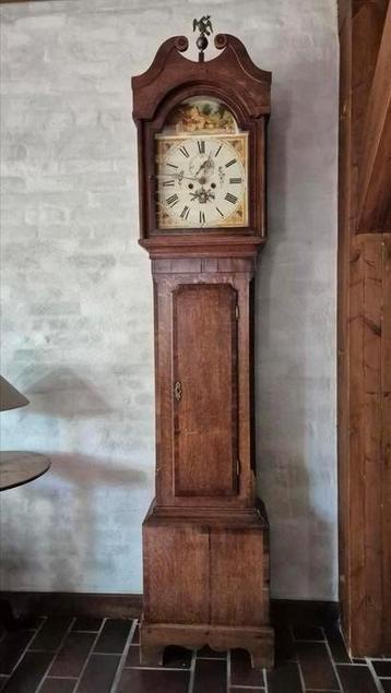 Antieke houten staande klok beschikbaar voor biedingen
