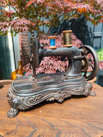Antieke/Decoratieve gietijzeren naaimachine met leeuwenpoot beschikbaar voor biedingen