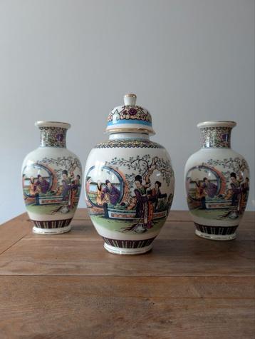 Japanse porseleinen vazen beschikbaar voor biedingen