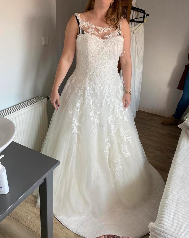 Prachtige bruidsjurk maat 42/44 ivoor kleur met hoepel, Kleding | Dames, Trouwkleding en Trouwaccessoires, Ophalen of Verzenden