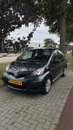 Toyota Aygo 1.0 12V Vvt-i 5DRS 2011 Grijs, Auto's, Toyota, Voorwielaandrijving, 4 stoelen, 68 pk, Origineel Nederlands