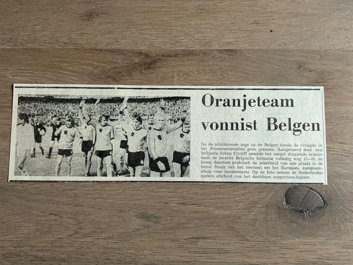 Voetbal krantenartikel Nederland Belgie april 1976 Cruijff *, Verzamelen, Tijdschriften, Kranten en Knipsels, Knipsel(s), Ophalen of Verzenden