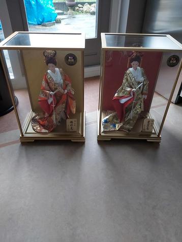 Japanse poppen in traditionele Japanse kimono in glazen case beschikbaar voor biedingen