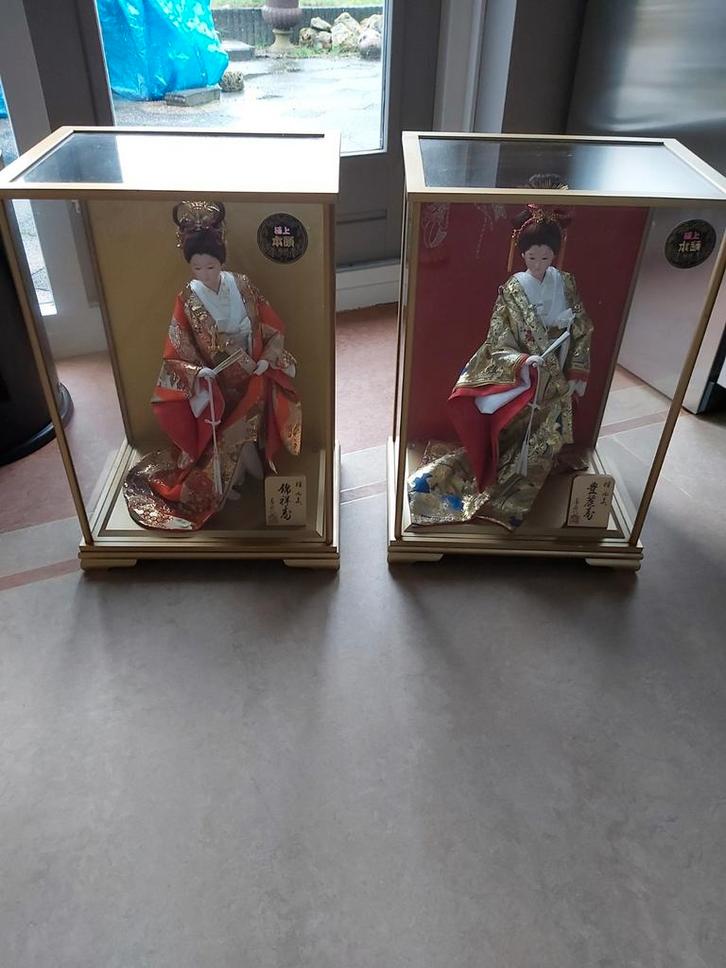 Japanse poppen in traditionele Japanse kimono in glazen case, Verzamelen, Poppen, Nieuw, Pop, Ophalen of Verzenden