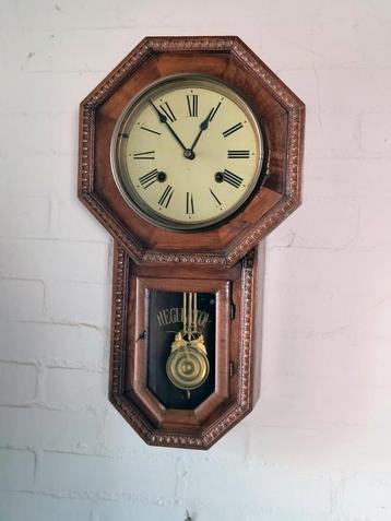 Mooie wand klok beschikbaar voor biedingen
