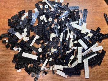Lot LEGO ruim 250 diverse plates in zwart en wit beschikbaar voor biedingen