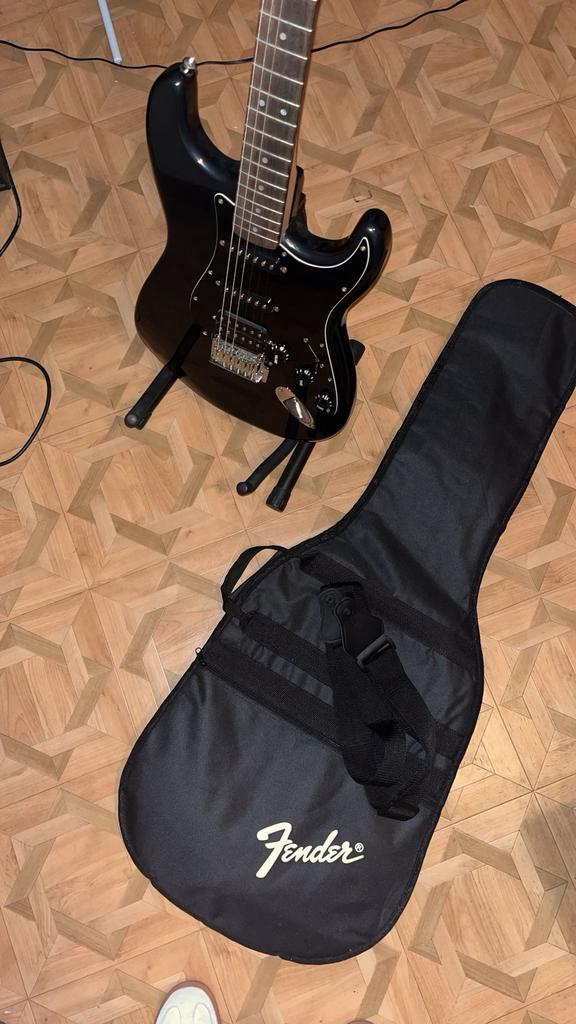 Squier Stratocaster Black, Muziek en Instrumenten, Snaarinstrumenten | Gitaren | Elektrisch, Zo goed als nieuw, Solid body, Overige merken