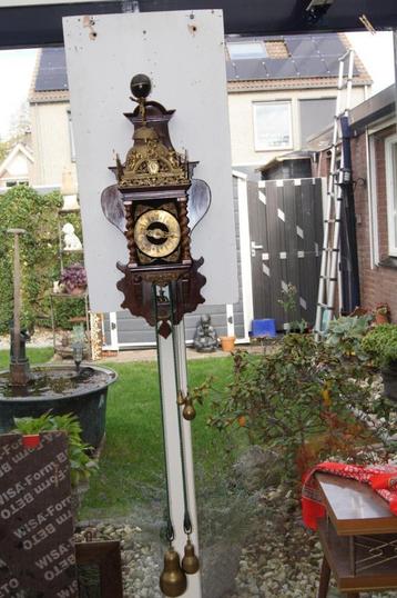 Grote Zaanse klok lopend op touwen beschikbaar voor biedingen