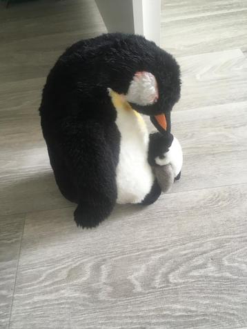 Levensechte koningpinguin met jong van Semo beschikbaar voor biedingen