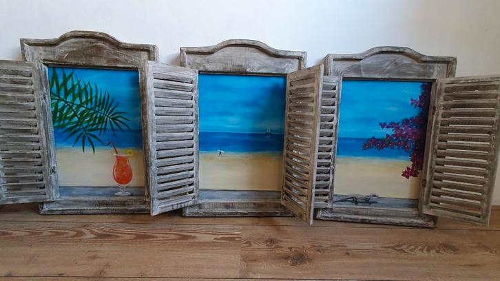 Handgeschilderde wandversiering met louvredeurtjes, Huis en Inrichting, Woonaccessoires | Schilderijen, Tekeningen en Foto's, Zo goed als nieuw