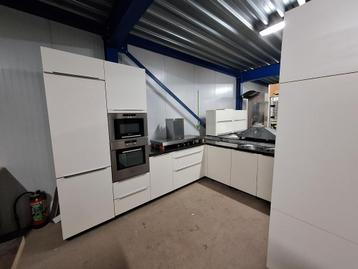 Complete keuken Compleet met APP 120Keukens op voorraad 2810 beschikbaar voor biedingen