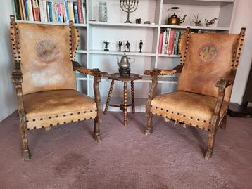 Twee authentieke lederen stoelen beschikbaar voor biedingen