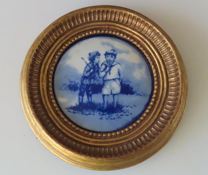 Uit inboedel: Delfts blauwe ronde tegel , in lijst, incl ver, Antiek en Kunst, Antiek | Wandborden en Tegels, Verzenden