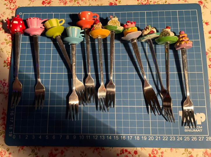 Leuke taartvorkjes met decoratie, Huis en Inrichting, Keuken | Bestek, Gebruikt, Los bestek, Rvs of Chroom, Ophalen of Verzenden