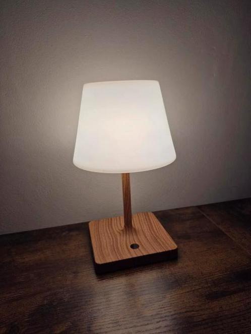 Draadloze tafellamp met een houten voet, Huis en Inrichting, Lampen | Wandlampen, Nieuw, Ophalen of Verzenden