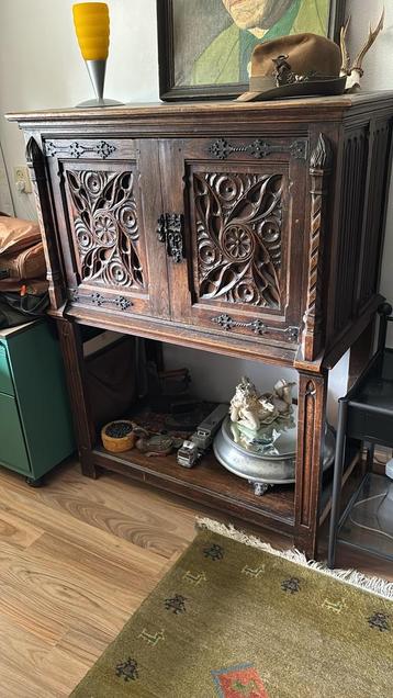 Antieke Credens met Houtsnijwerk beschikbaar voor biedingen