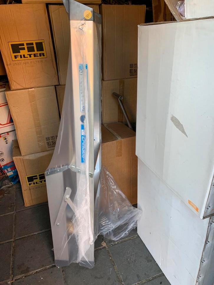 Zarges aluminium 3 trede trap 40333 5021022, Doe-het-zelf en Verbouw, Ladders en Trappen, Nieuw, Trap, Minder dan 2 meter, Opvouwbaar of Inschuifbaar
