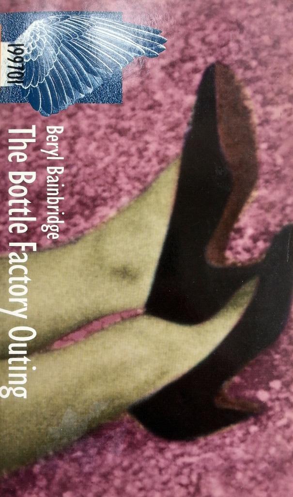 Beryl Bainbridge - The Bottle Factory Outing (Ex.1) (ENGELST, Boeken, Taal | Engels, Gelezen, Fictie, Ophalen of Verzenden