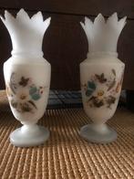 2 antieke melkwitte (melkglas) opaalglasvazen kastvazen, Huis en Inrichting, Woonaccessoires | Vazen, Ophalen of Verzenden, Overige kleuren