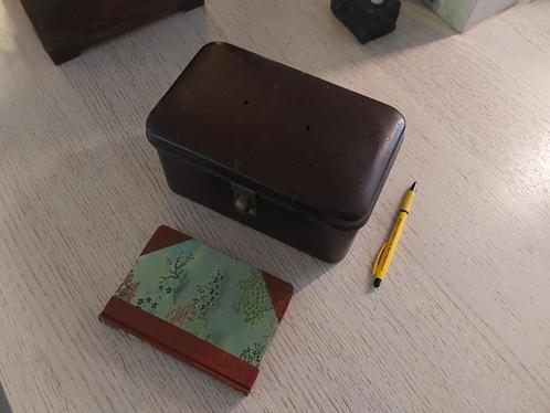 Oud metalen kistje afsluitbaar, Antiek en Kunst, Curiosa en Brocante, Ophalen of Verzenden