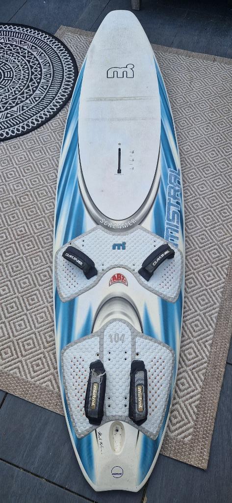 Mistral Screamer 104L Windsurfboard - Freeride/Freerace, Watersport en Boten, Windsurfen, Gebruikt, Plank, 250 tot 300 cm, Met vin(nen)