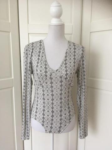 Kilky nieuwe zwart witte print body, maat L (valt als M) beschikbaar voor biedingen