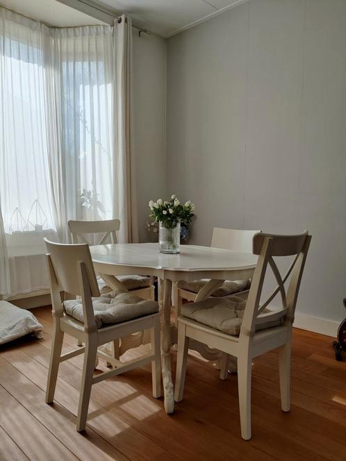 Klassieke compacte eettafel en vier stoelen, Huis en Inrichting, Tafels | Eettafels, Gebruikt, 50 tot 100 cm, Vier personen, Ovaal