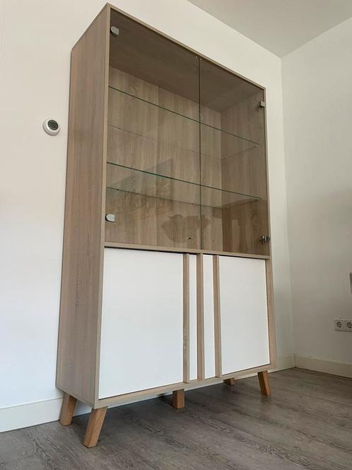 Vitrinekast / Servieskast Mira - Meubella, Huis en Inrichting, Kasten | Vitrinekasten, Zo goed als nieuw, 150 tot 200 cm, 25 tot 50 cm