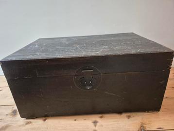 Oude houten kist beschikbaar voor biedingen