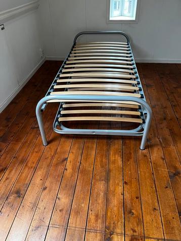 Twee 1 persoons bedden inschuifbaar met een nieuw matras beschikbaar voor biedingen