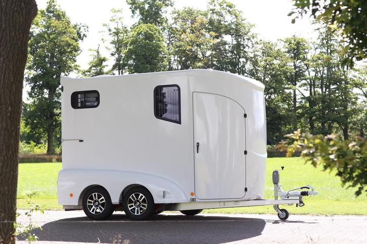 MTM Innovan trailer Pro-Safety stallion layout (bj 2025), Dieren en Toebehoren, Paarden en Pony's | Trailers en Aanhangwagens