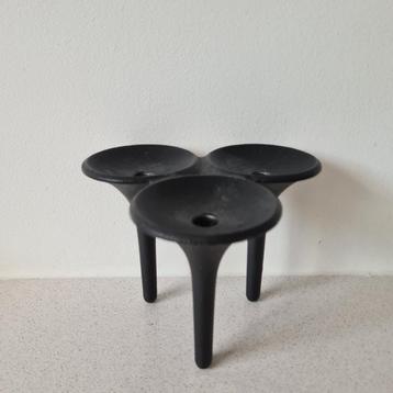 Holmgren vintage kandelaar zwart gietijzer brutalist 3 poten beschikbaar voor biedingen