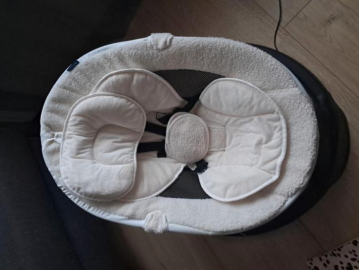 Luvion babyswing, Kinderen en Baby's, Wipstoeltjes, Zo goed als nieuw, Schommelstoel, Overige merken, Met gordel(s) of riempje(s)