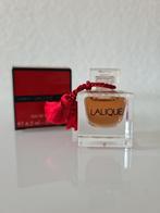Parfum miniatuur Le Parfum van Lalique, Verzamelen, Miniatuur, Zo goed als nieuw, Gevuld, Verzenden