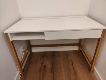Bureau - Wit met Houten Poten beschikbaar voor biedingen