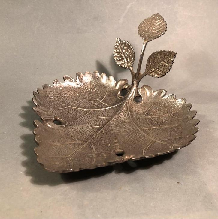 Blad zilverkleurig metaal, als sierandenschaaltje prachtig, Antiek en Kunst, Curiosa en Brocante, Ophalen of Verzenden