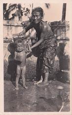 Nederlands Indië Deli - Vrouw wast baby (1926) type fotokrt., Ophalen of Verzenden, 1920 tot 1940, Ongelopen, Buiten Europa