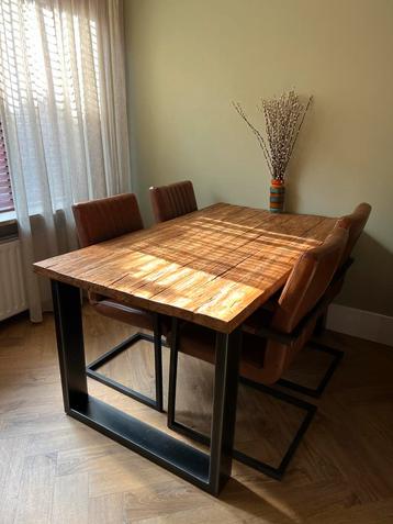 Eethoek: Houten tafel + 4 stoelen beschikbaar voor biedingen