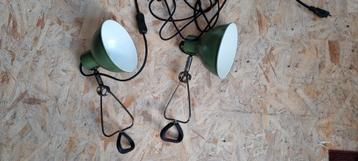 Twee groene klemlampen beschikbaar voor biedingen