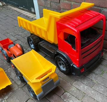 Kiepauto vrachtauto bulldozer laadveachtauto vrachtwagens beschikbaar voor biedingen