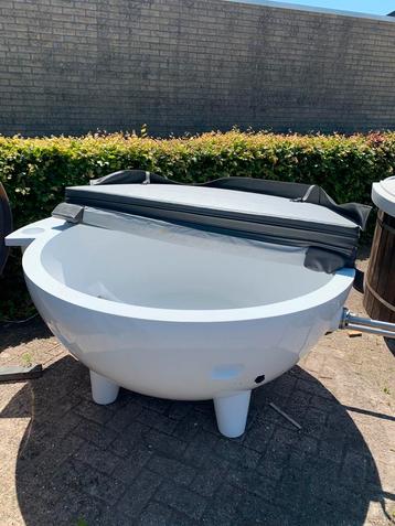 Hottub gebruikt - wit - externe kachel - isolatie deksel beschikbaar voor biedingen