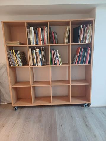 Boekenkast, rolkast, vakkenkast beschikbaar voor biedingen